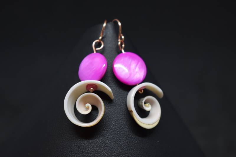 Rosa Perlmutt Und Shell Ohrringe Rosa Perlmutt Und Shell Ohrringe von MaidenMetalShop