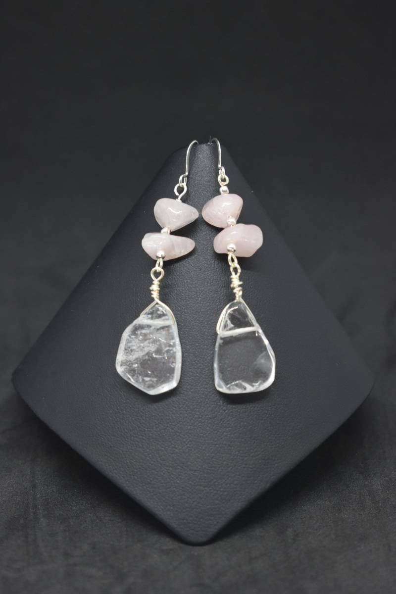 Rosenquarz Und Bergkristall Ohrringe Rosenquarz Und Bergkristall Ohrringe von MaidenMetalShop