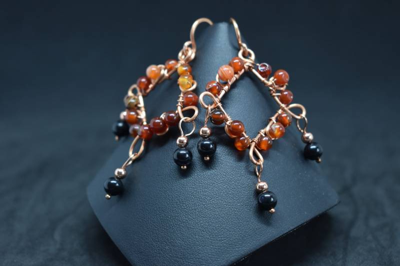 Schwarze Und Rote Achat Umwickelt Kupfer Ohrringe Schwarze Und Rote Achat Umwickelt Kupfer Ohrringe von MaidenMetalShop