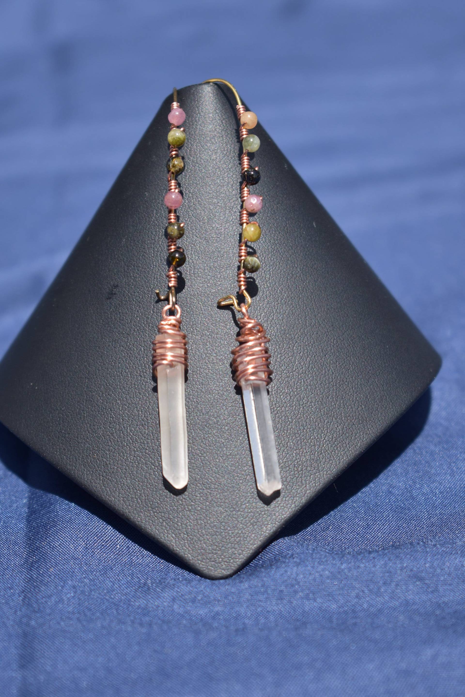 Wassermelone Turmalin Und Quarz Kristall Punkte Ohrringe von MaidenMetalShop