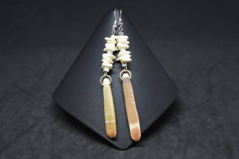 White Opal Chip Und Korallen Spike Ohrringe White Opal Chip Und Korallen Spike Ohrringe von MaidenMetalShop
