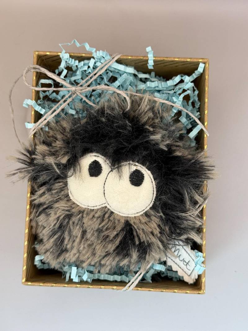 Glücksdings Braun Grau/Glücksbringer Glücksmonster „Mut" von MaikeCreative