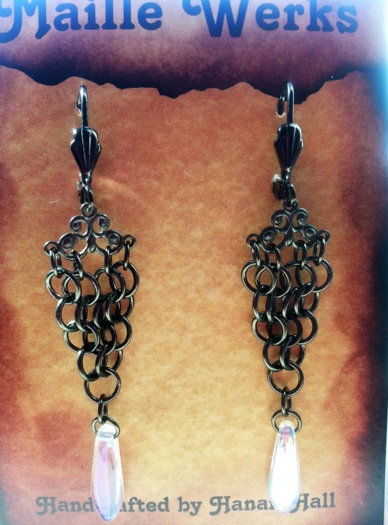 Gunmetal Chainmaille Ohrring Glas Dolch Perle, Renaissance Mittelalterliche Nerkette Ohrringe, Hergestellt in Usa Maillewerks, Kronleuchter von Maillewerks