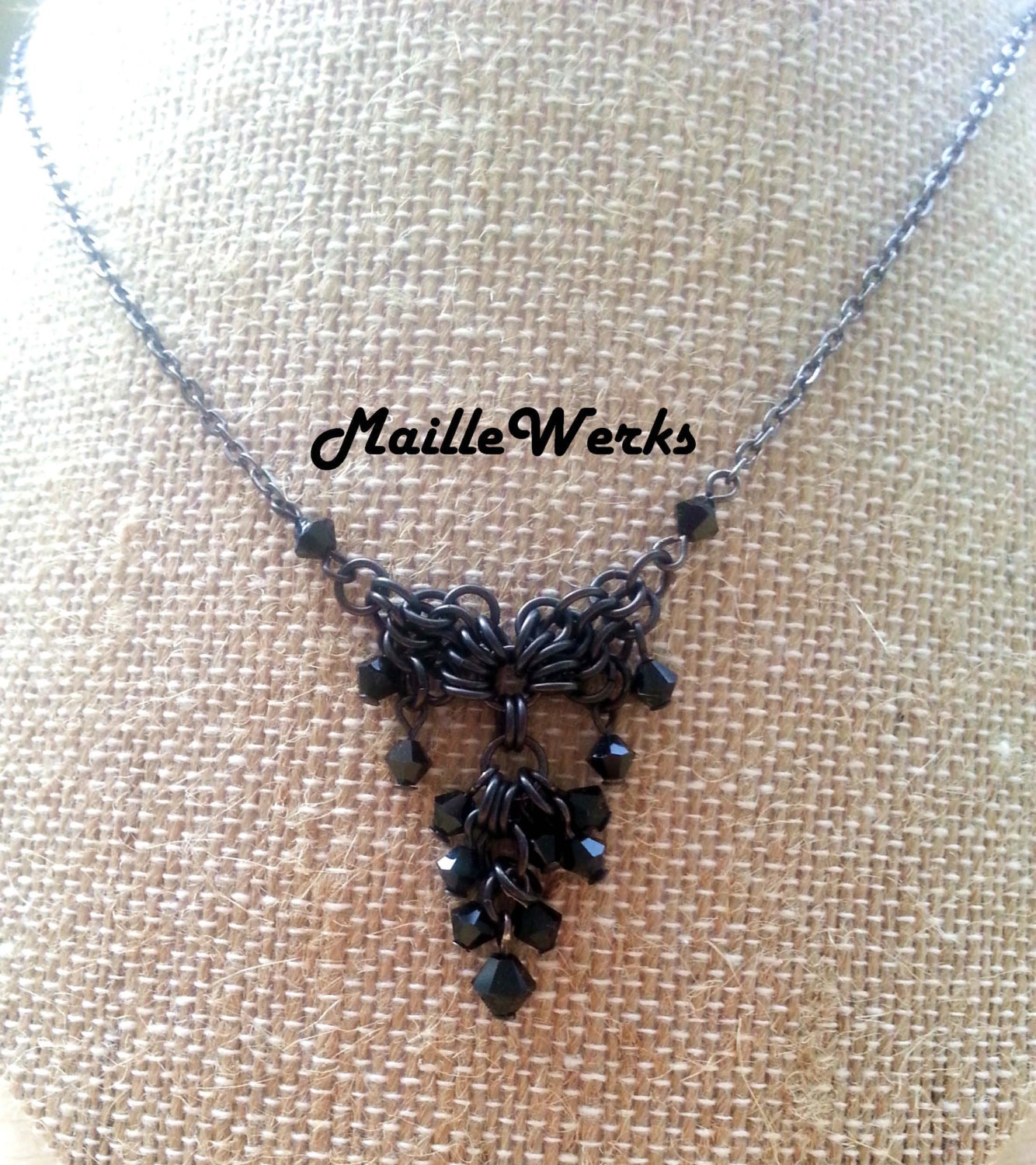 Jet Schwarz Kristall Engel Flügel Halskette/Mittelalter Renaissance Chainmaille Schmuck Maillewerks Hanan Hall Made in Usa Jet Schwarz Kristall Engel Flügel Halskette/Mittelalter Renaissance Chainmaille Schmuck Maillewerks Hanan Hall Made in Usa von Maillewerks