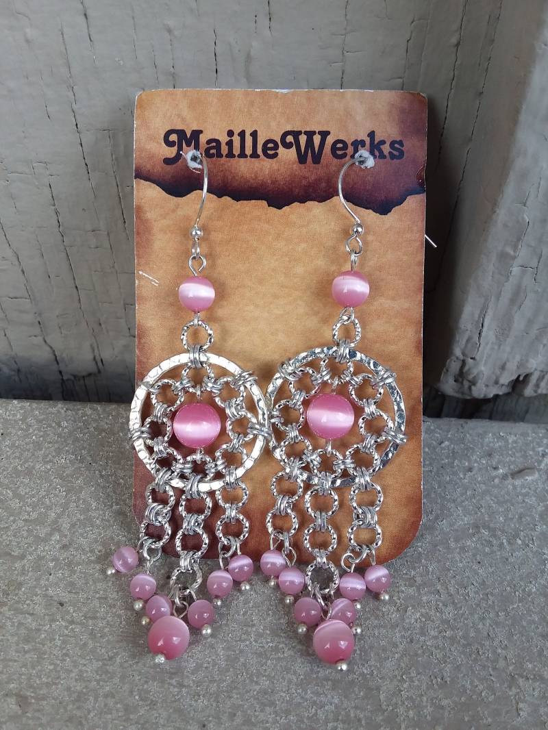 Lange Hellrosa Und Silberne Traumfänger-Ohrringe, Katzenaugen-Perlen Silber Chainmaille Kronleuchter-Ohrringe, Hanan Hall von Maillewerks