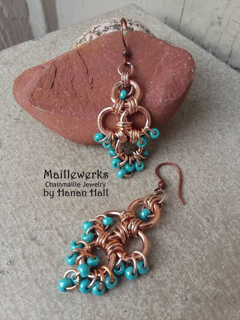Leichte Kupfer Rose Gold & Aqua Grün Türkis Perlen Ohrringe Glas Chainmaille Kronleuchter Kettenhemd Renaissance Schmuck von Maillewerks