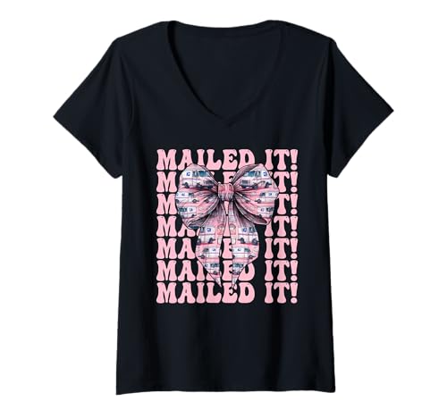 Damen Postangestellter Postangestellter Post Lady Girl Mom T-Shirt mit V-Ausschnitt Damen Postangestellter Postangestellter Post Lady Girl Mom T-Shirt mit V-Ausschnitt von Mailwomen Pink Coquette Bow Mail Carrier Gifts
