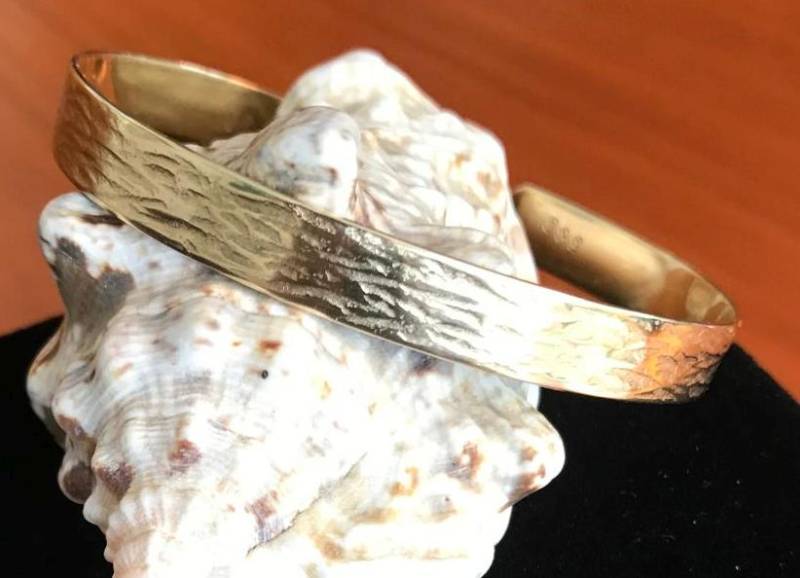 Armreif in Gold "Baumrinde", 585Er, Geschmiedete Armspange, Massiv Bracelet "Bark Skin" von MainSilberWerk