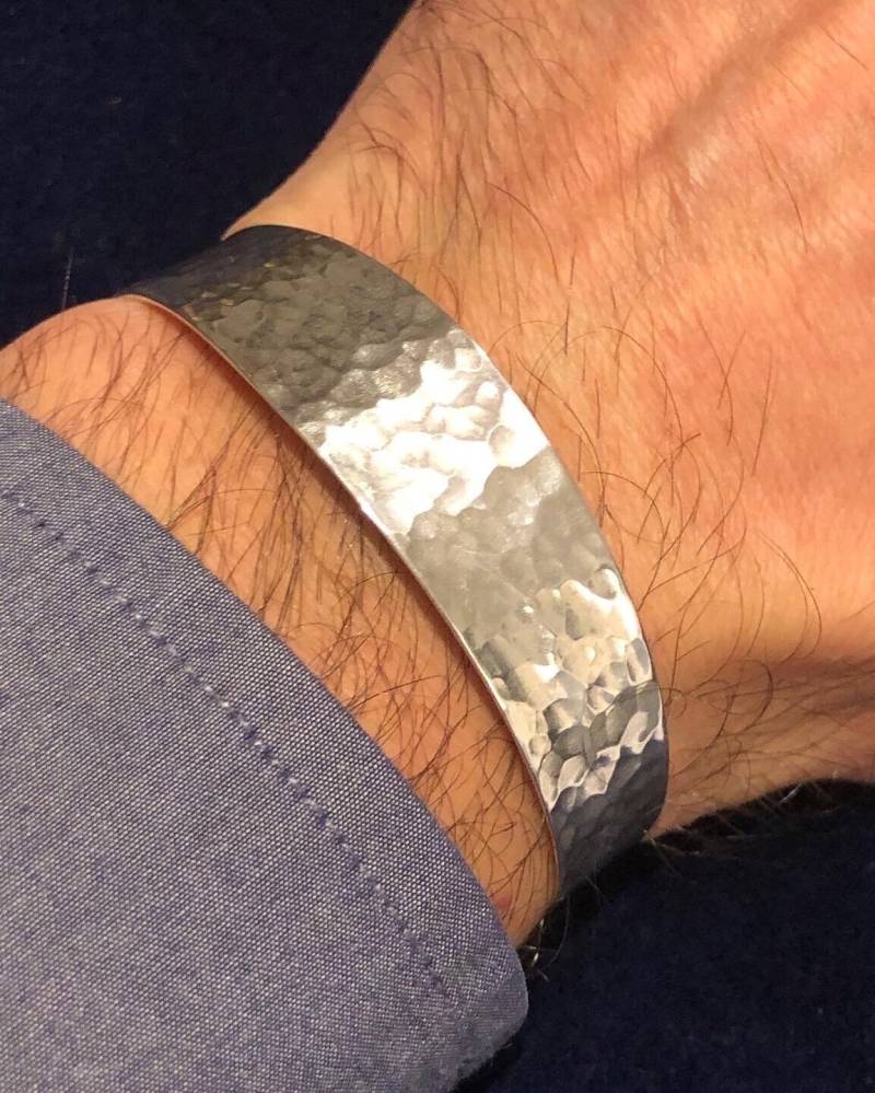 Silber Armreif "Kugelhammer Breite Mitte", Geschmiedet Armspange, Manschette, Silver Bracelet Ball-Peen Hammered von MainSilberWerk