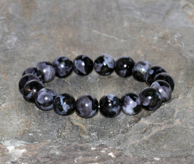 Chunky Gabbro Perlen Armband 10mm Igneous Rock Edelstein Schwarz Grau Stapeln Geschenk Unisex von MainaShiki