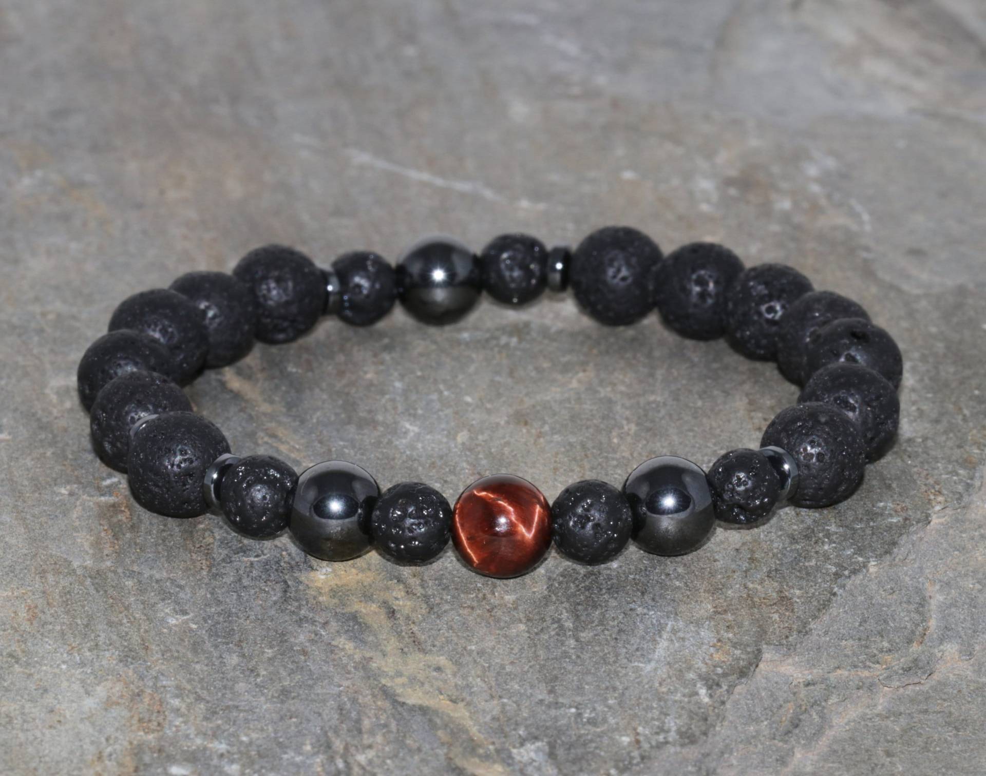 Handgefertigtes Armband Aus Hämatit, Rotem Tigerauge & Lavastein von MainaShiki
