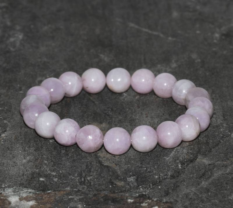 Kunzit Armband Handarbeit 8mm Natürliche Edelstein Perlen Blush Pink Subtile Violett & Licht Lila Unisex Geschenkarmband von MainaShiki