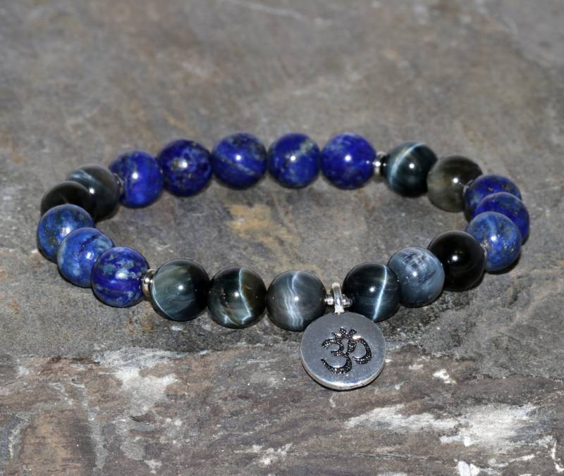 Lapis Lazuli Und Dunkelblau Grau Hawk Eye Armband Handarbeit 8mm Chakra Edelstein Om Omkara Mantra Geschenk Unisex von MainaShiki