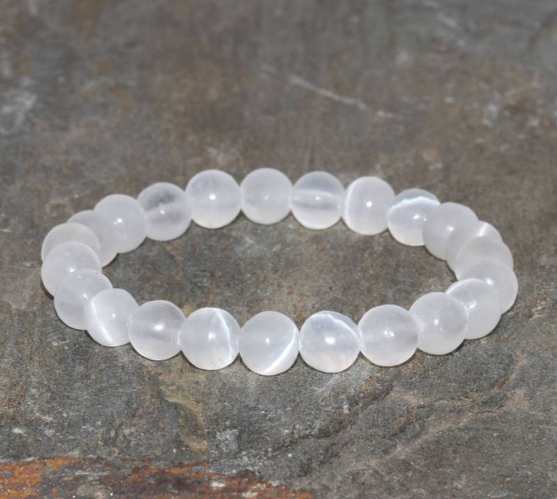 Weiß Selenit Perlen Armband, Island Spar, Handgemachte 8 Mm Edelstein Weiß Stapeln Armband Kristall Chunk von MainaShiki