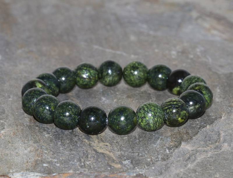 Zierliche Serpentin Armband Handarbeit 10mm Grün Schlangenhaut Perlen Edelstein Stapelarmband Unisex von MainaShiki
