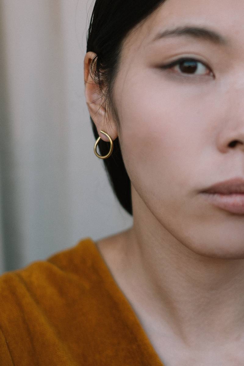 Dünne Creolen Zierliche Kleine Gold-Creolen Einzigartige Kleine Goldene Doppelseitige Ohrringe Schmuck Für Jeden Tag Geschenk von MairBerlin