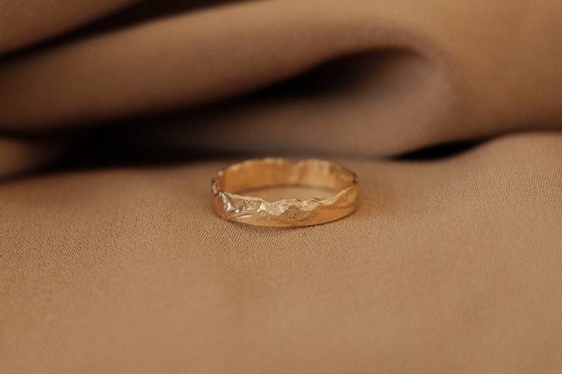 Einzigartiger Ring Gold Gehämmert Ring, Gehämmert Goldring, Goldring Für Frauen, Minimalist Rustikaler Stapelring Gold von MairBerlin