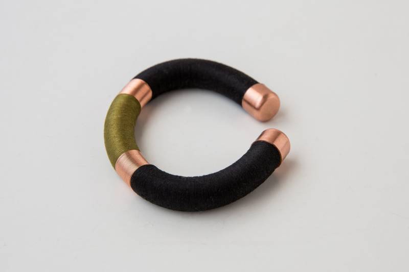 Elegante Armband Als Geschenk Für Frauen Moderne Schmuck Design Rose Gold Statement Manschette Olivgrün Unisex von MairBerlin