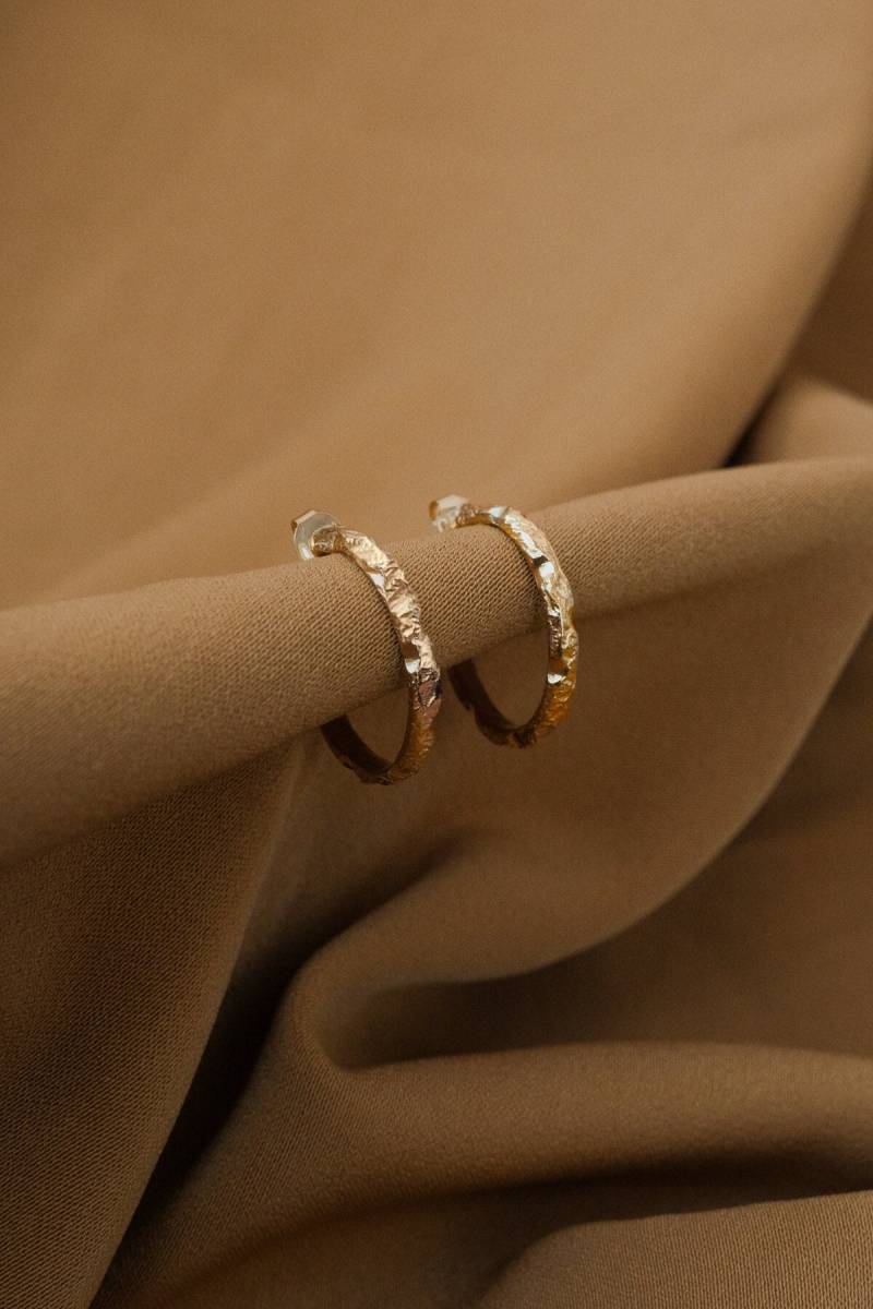 Gehämmerte Hoop Ohrringe Dünne Gold Hoops Ohrring, Creolen Ohrringe, Goldene Ohrstecker, Halbe Zierliche Einzigartige von MairBerlin