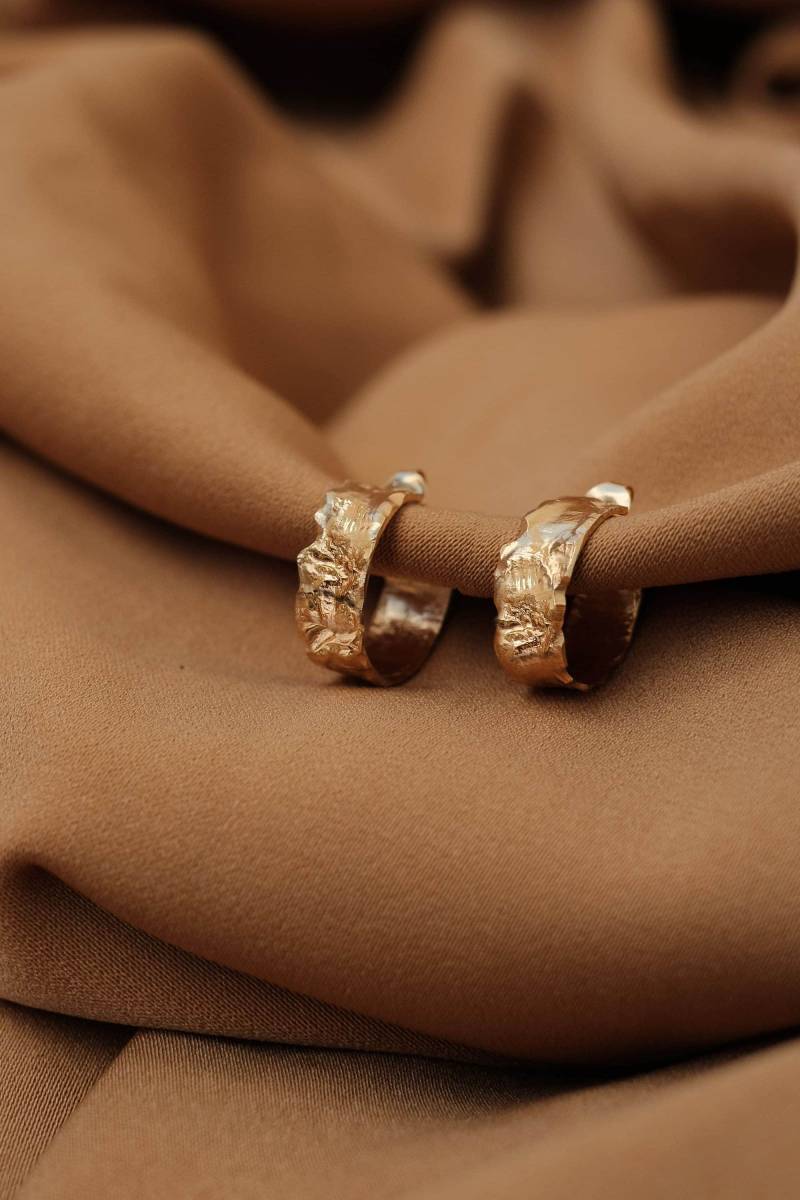 Gehämmerte Gold-Creolen, Creolen Ohrstecker, Breite Creolen, Strukturierte Vergoldete Kleine Dicke Kleine von MairBerlin