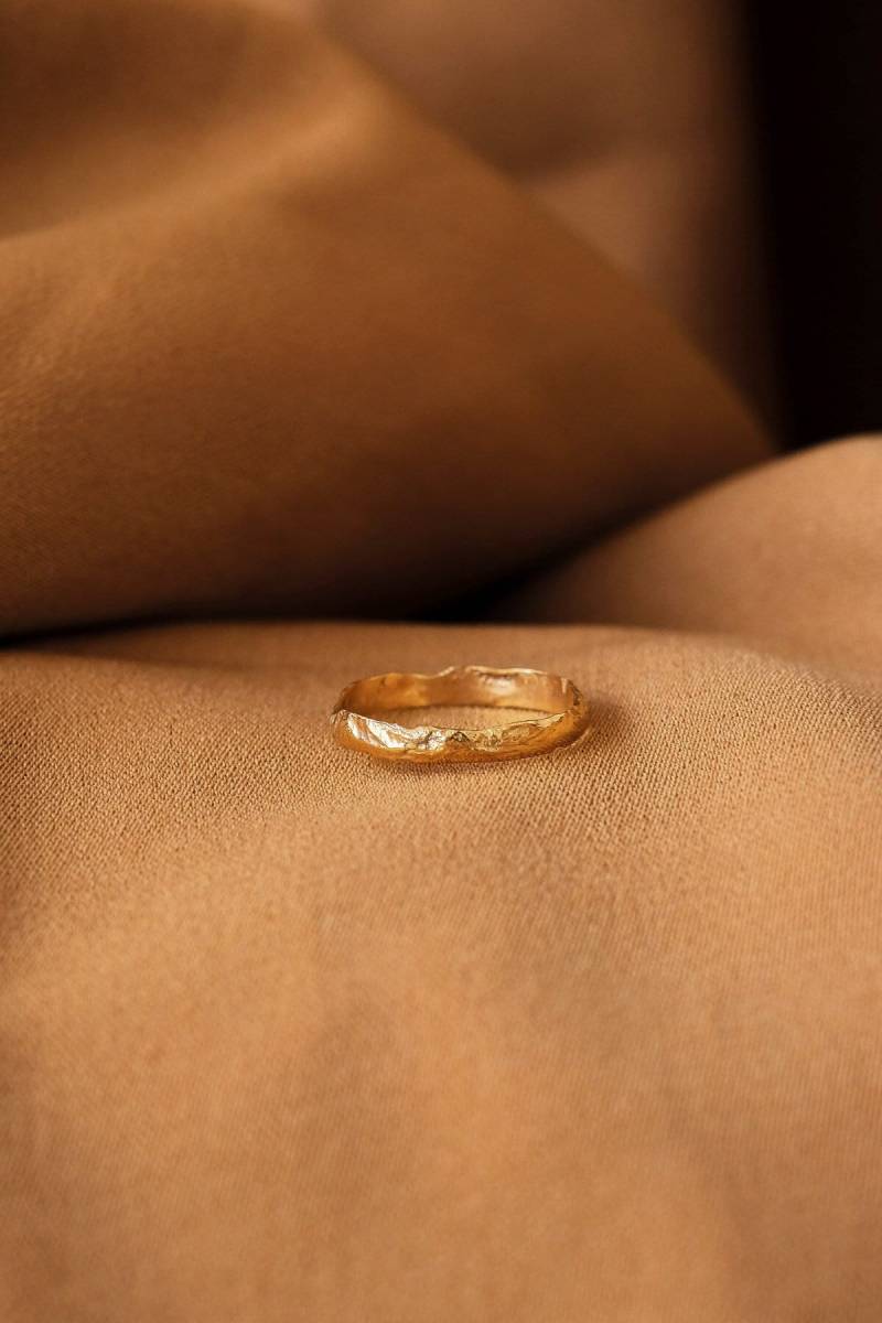Gehämmerter Goldring Zierliche Minimal Strukturierte Dünner Zart Stapelbar Ring Gold Pinky Frauenring, Einfache Versprechen Für Sie von MairBerlin