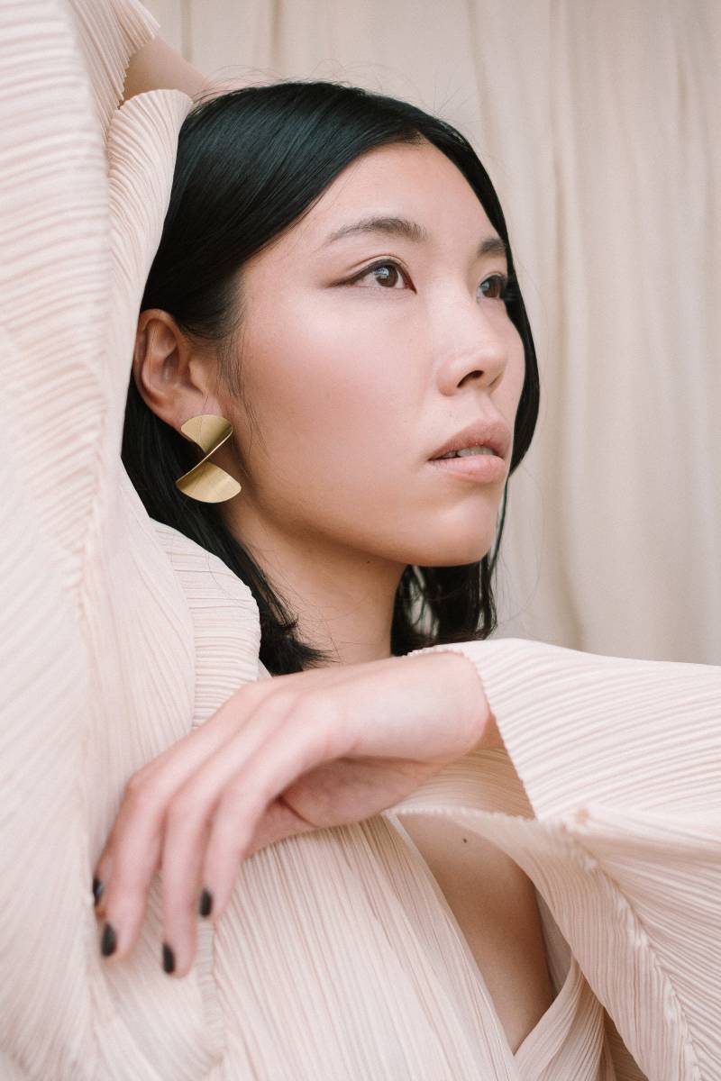 Gold Twist Ohrringe, Extra Große Spiralohrringe Aus Gold, Gewellte Leichte Stilvolle Avantgarde Ohrringe von MairBerlin