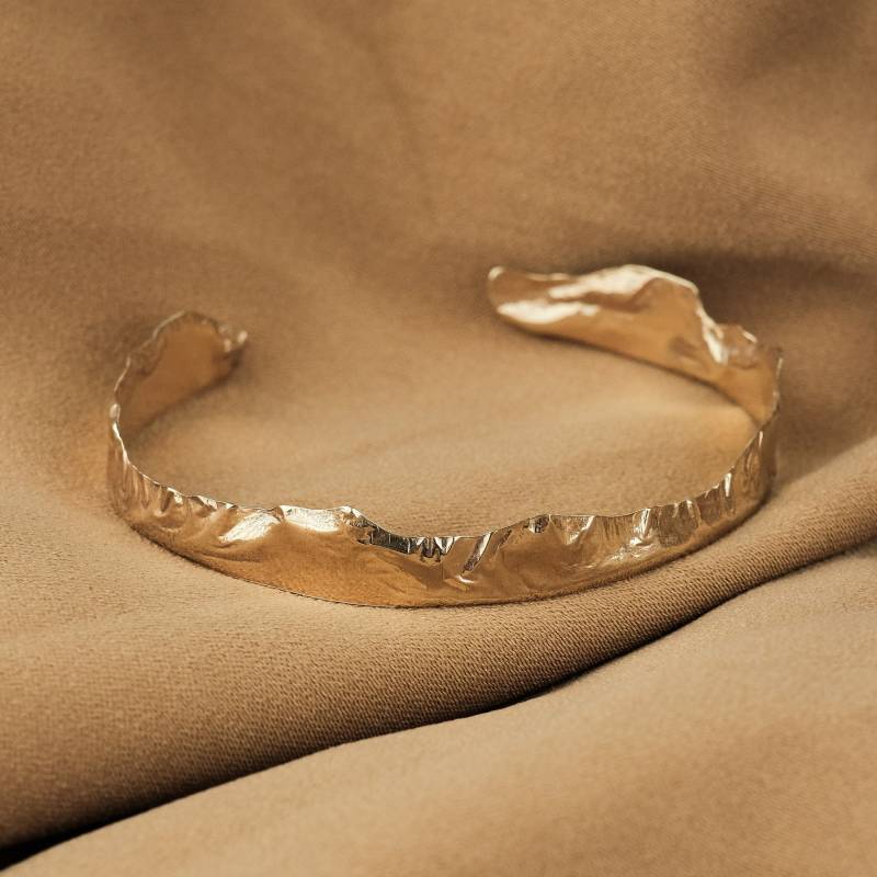 Großes Goldarmband Manschette, Gehämmertes Goldmanschettenarmband, Einzigartiges Armband, Rustikaler Schmuck, Breites Manschettenarmband Gold von MairBerlin