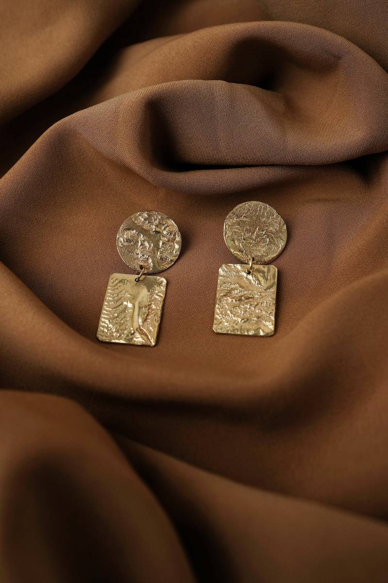 Kleine Kronleuchter Ohrringe Große Tropfen Gold Gehämmert Boho Braut Ooak Abstrakte Gold Baumeln von MairBerlin