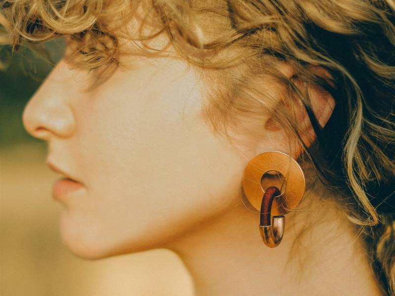 Rote Statement Ohrringe, Minimale Ineinander Verschlungene Moderne Rosegold Zwei Kreis Ohrringe von MairBerlin