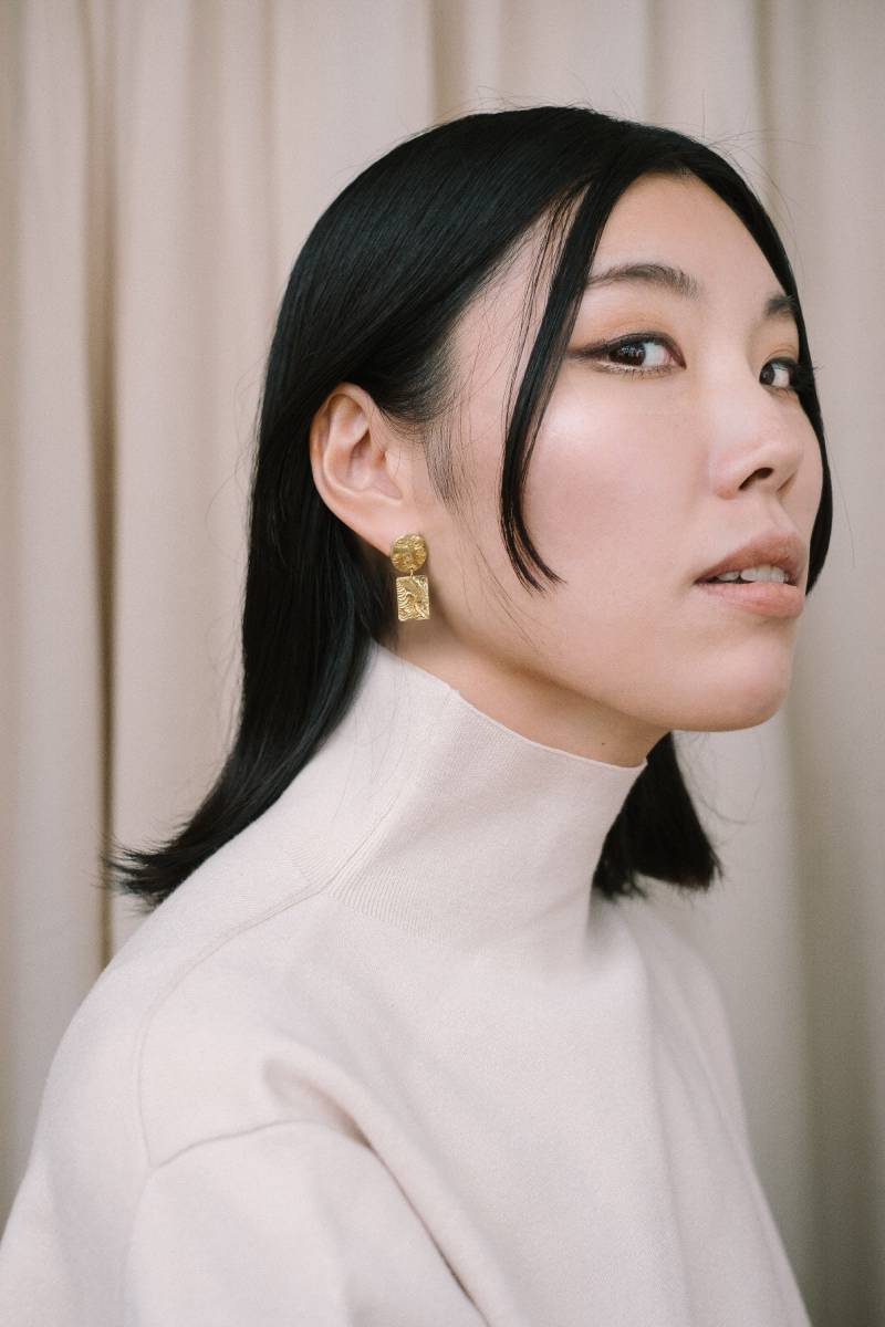 Zierliche Gold Tropfen Ohrringe Gebürstet Gold Golden Strukturierte Ooak Kleine Baumeln von MairBerlin