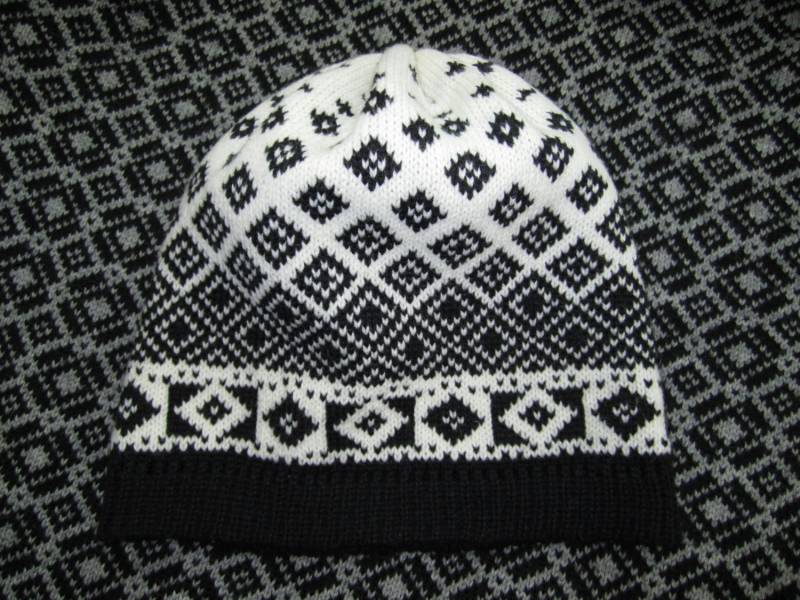Weiße Und Schwarze Gestrickte Wollmütze, Maschinengestrickt, Handgestrickt von MaireRoosmaKnits
