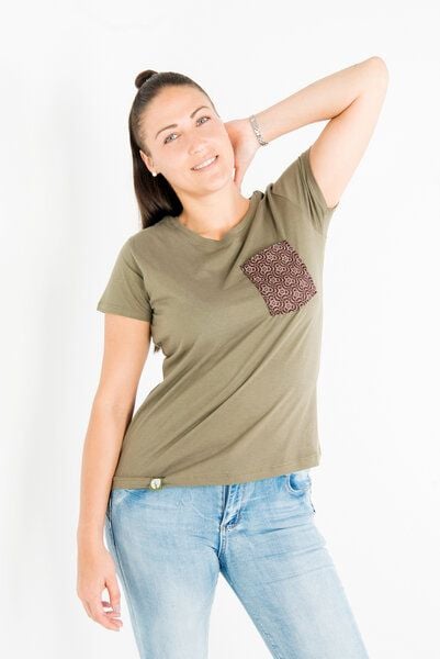 Maishameanslife Shwe Shwe Pocket - Frauen T-shirt - Khaki Maishameanslife Shwe Shwe Pocket - Frauen T-shirt - Khaki von Maishameanslife