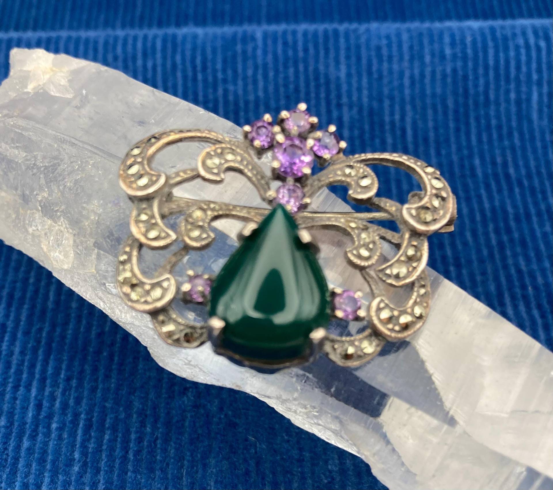 Zauberhafte Vintage Silberbrosche Malachit Cabochon, Floralen Silberelementen Und Amethysten Zauberhafte Vintage Silberbrosche Malachit Cabochon, Floralen Silberelementen Und Amethysten von MaisonBleuShop
