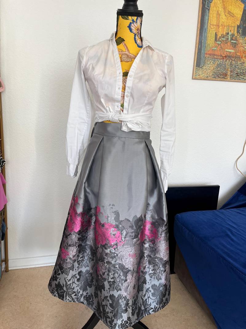 A-Förmiger Rock Aus Grauem Taft Mit Rosa Frühlingsblumen in Paris A-Förmiger Rock Aus Grauem Taft Mit Rosa Frühlingsblumen in Paris von MaisonCoutureAnna