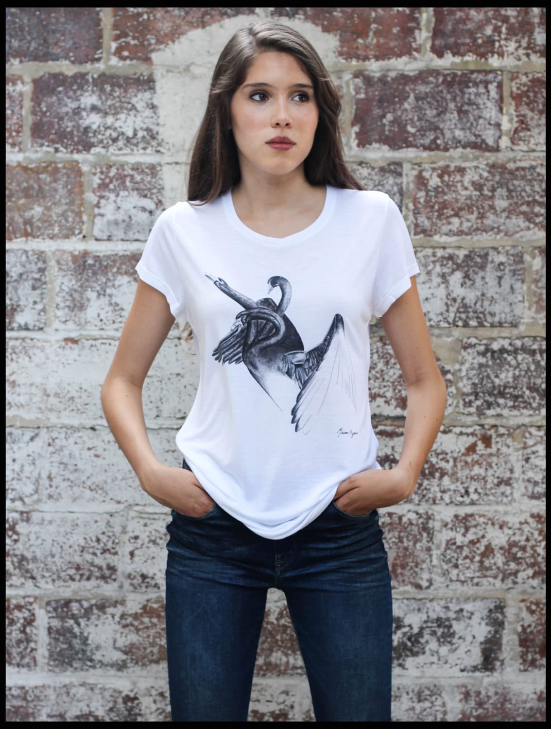 T-Shirt Frau "The Hydra-Black Swan" von MaisonHydre