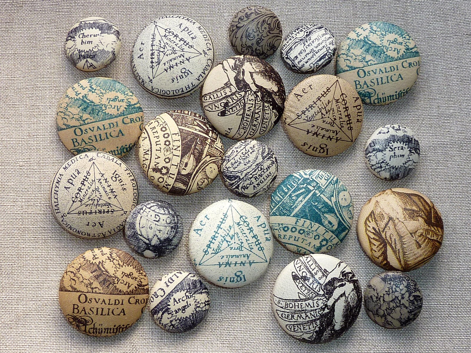 Lederknöpfe Oder Abzeichen, Bedruckt Mit Alchemie Kabbalah 16.jahrhundert Motiven Auf Beige Lammfell, Für Jacken Mäntel Hüte, Kleidung, Schmuck Lederknöpfe Oder Abzeichen, Bedruckt Mit Alchemie Kabbalah 16.jahrhundert Motiven Auf Beige Lammfell, Für Jacken Mäntel Hüte, Kleidung, Schmuck von MaisonRogue