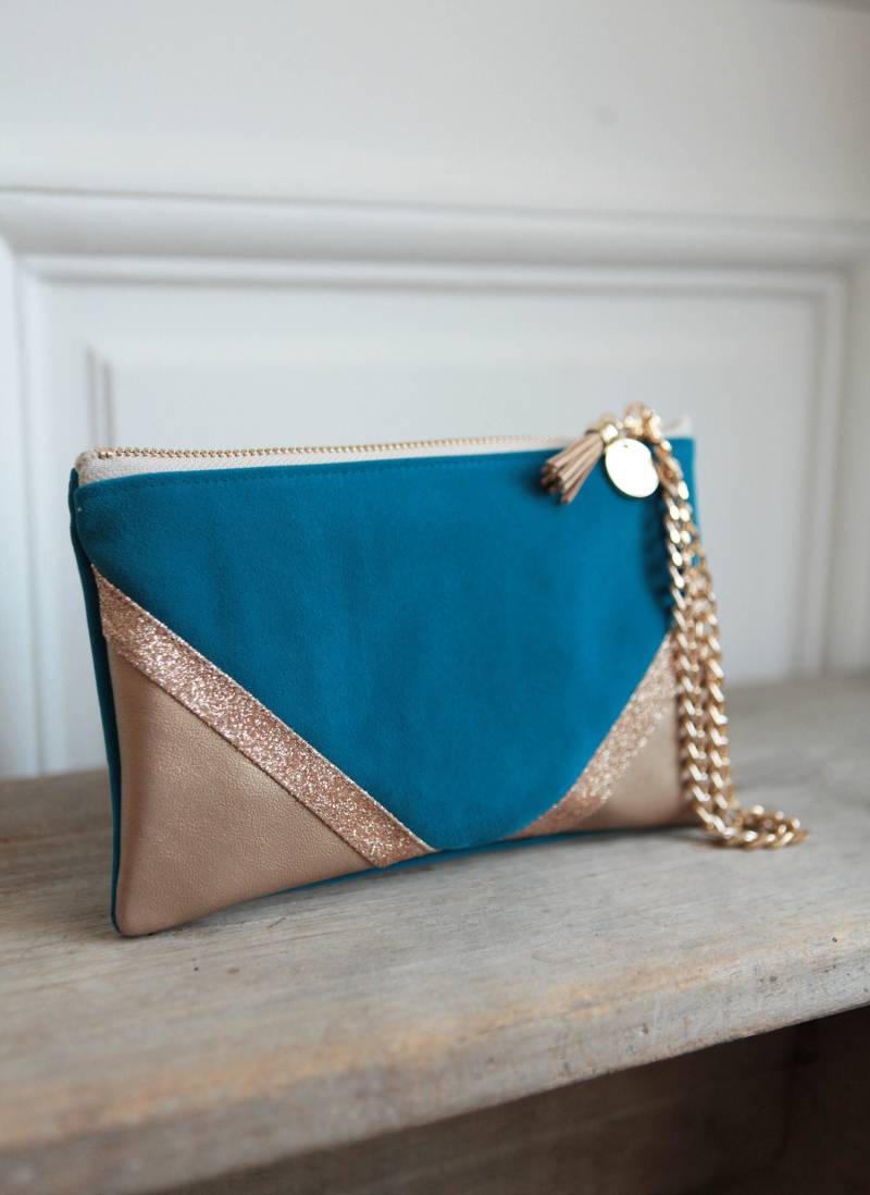 Blau-Goldener Abendbeutel. | Wildleder, Lederimitat Und Pailletten. Modell Chiara Blau-Goldener Abendbeutel. | Wildleder, Lederimitat Und Pailletten. Modell Chiara von MaisonZouzou