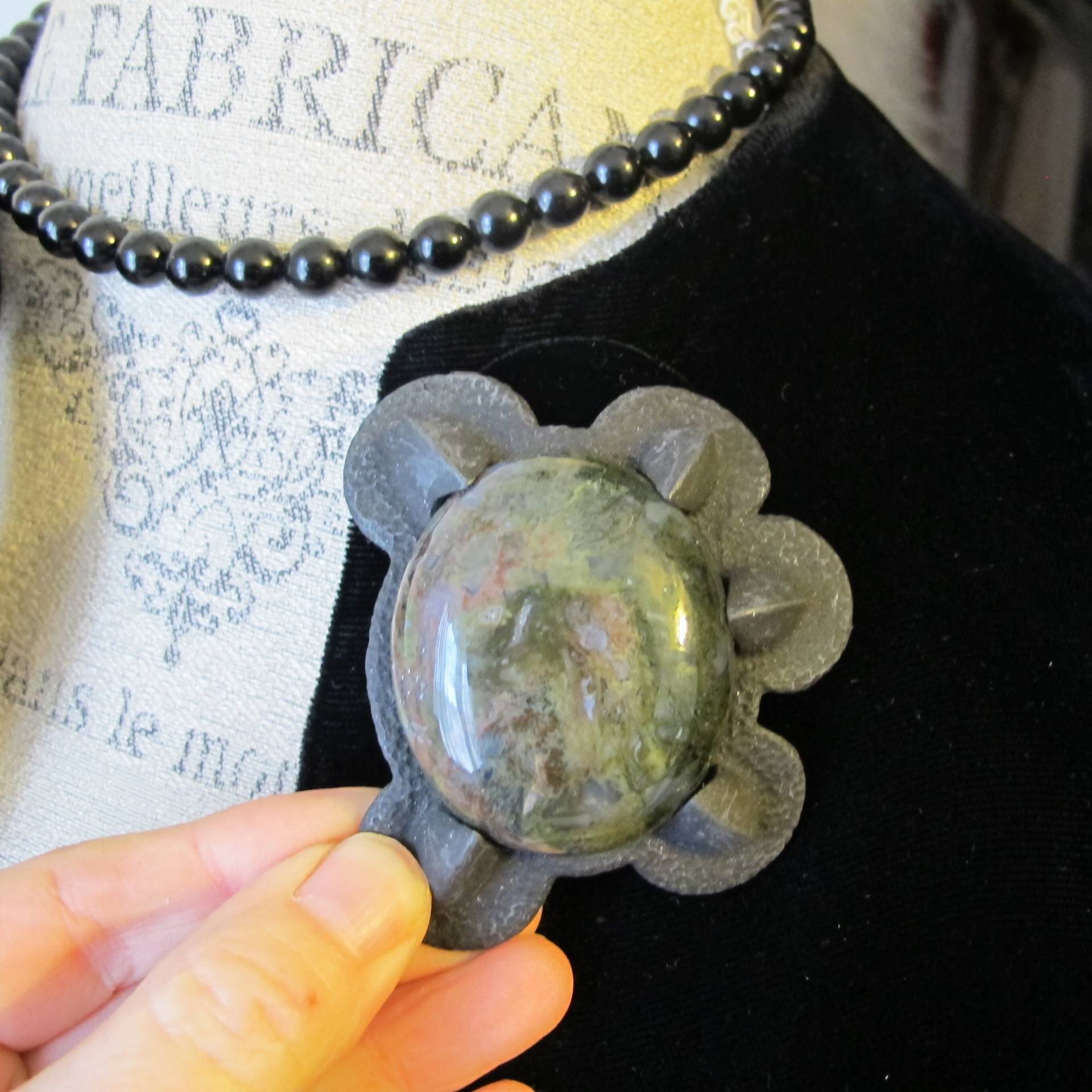 Geode Stein Geschwärzt Metall Krallen-Set Statement Brosche. Einzigartiger Artisan Studio Schmuck. Bold Ooak Erdstein Farbe Metall Bronzefarben von MaisonettedeMadness