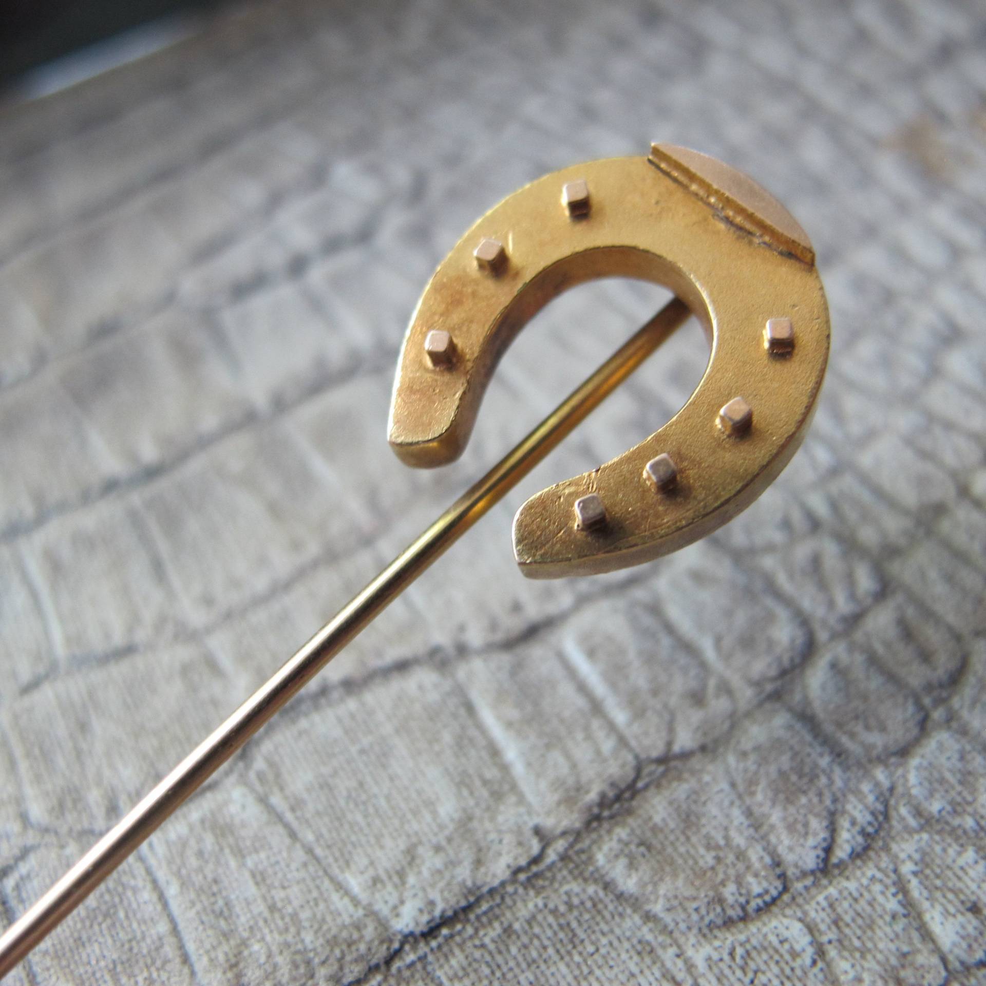 Gold Hufeisen Good Luck Stickpin Schalnadel, Krawattennadel, Kragen Revers Herren Anstecknadel, Tests 4 Gold, Wie Besehen Zustand, Edwardian Fashion von MaisonettedeMadness