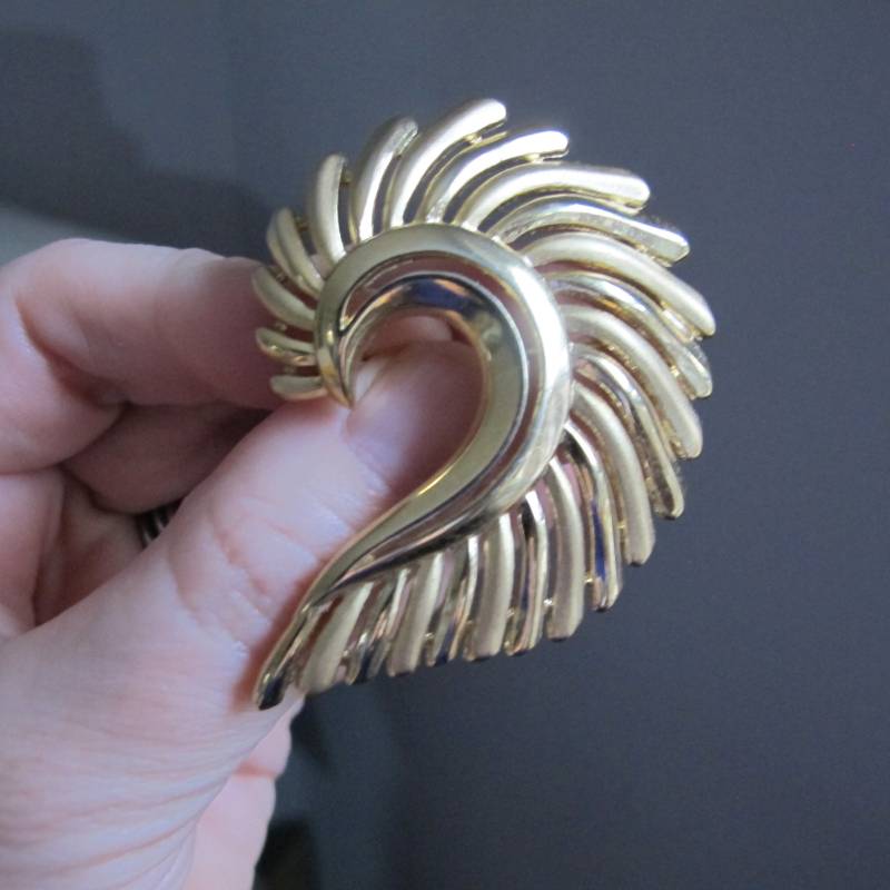 Krone Trifari Gold Ton Stilisierte Fächer Blumen Brosche Pin, Vintage 1960Er Modeschmuck. Signierte Designer Modeschmuck Anstecknadel Goldfarben von MaisonettedeMadness