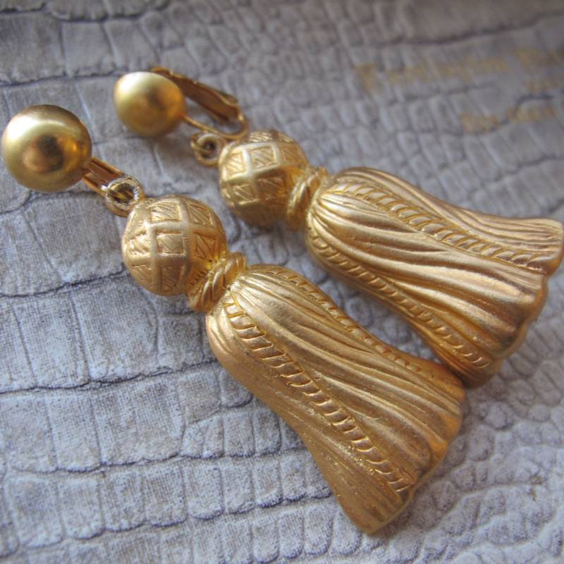 Mish Nyc Designer Gold Satin Finish Quaste Kostüm Mode Ohrringe, Lange Clip Zurück Ohrringe. Signiert Gold Modeschmuck von MaisonettedeMadness