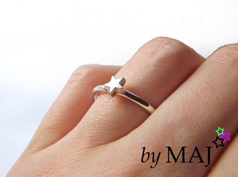 Sternen Ring, Ring Mit Stern, Stapelringe Silber, Zierlicher Silberring, Handgefertigter Silberschmuck Von Maj Stougaard von MajStougaard