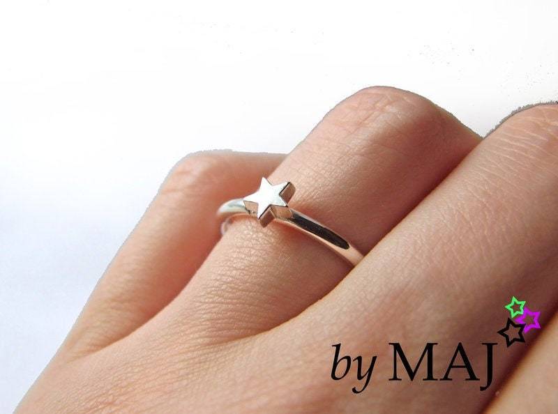 Sternen Ring, Ring Mit Stern, Stapelringe Silber, Zierlicher Silberring, Handgefertigter Silberschmuck Von Maj Stougaard von MajStougaard