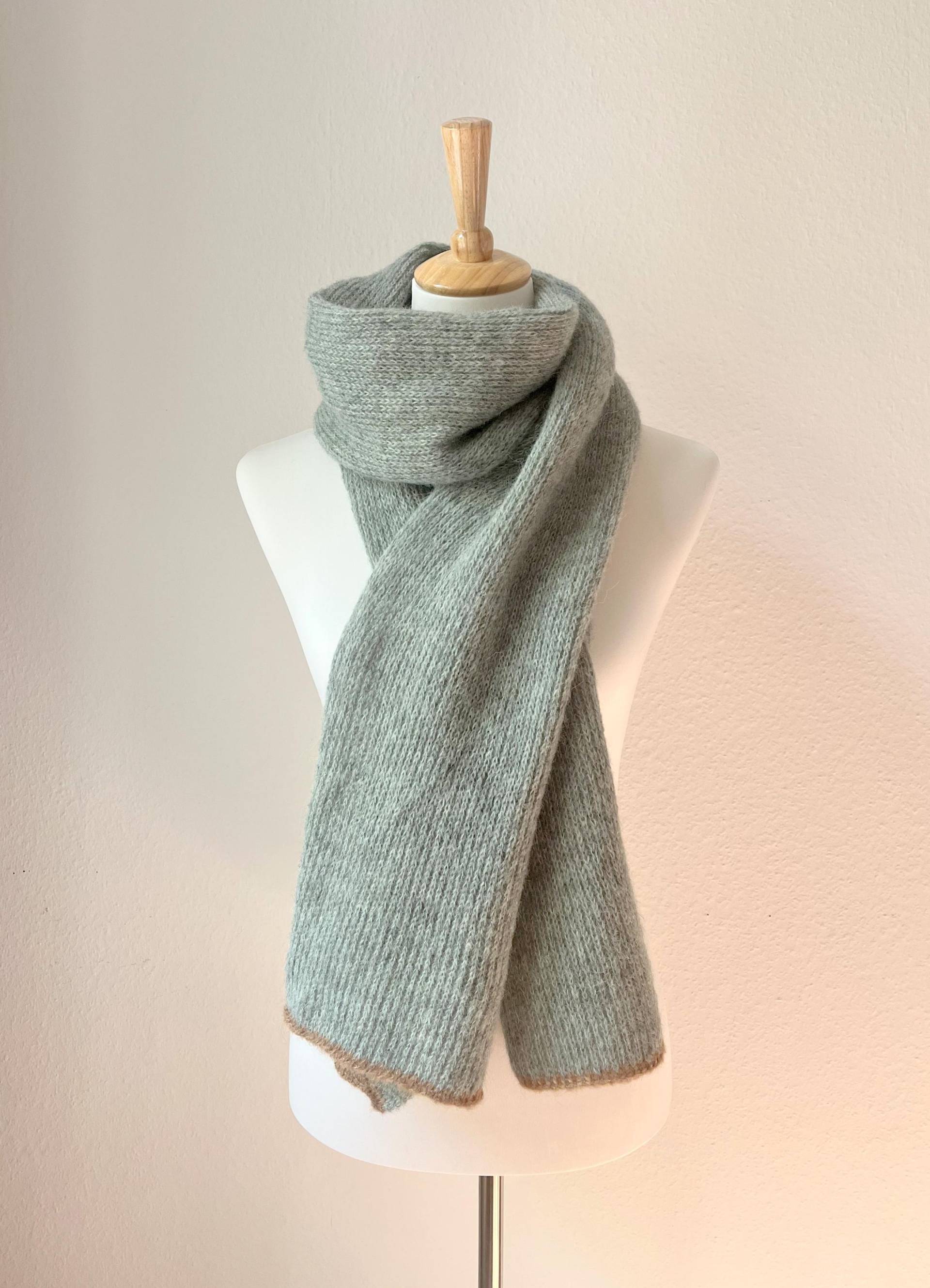 Alpakaschal Seide Flauschig Und Edel, Weich Einfarbig Mit Schmuckblende von MajaCelineDE