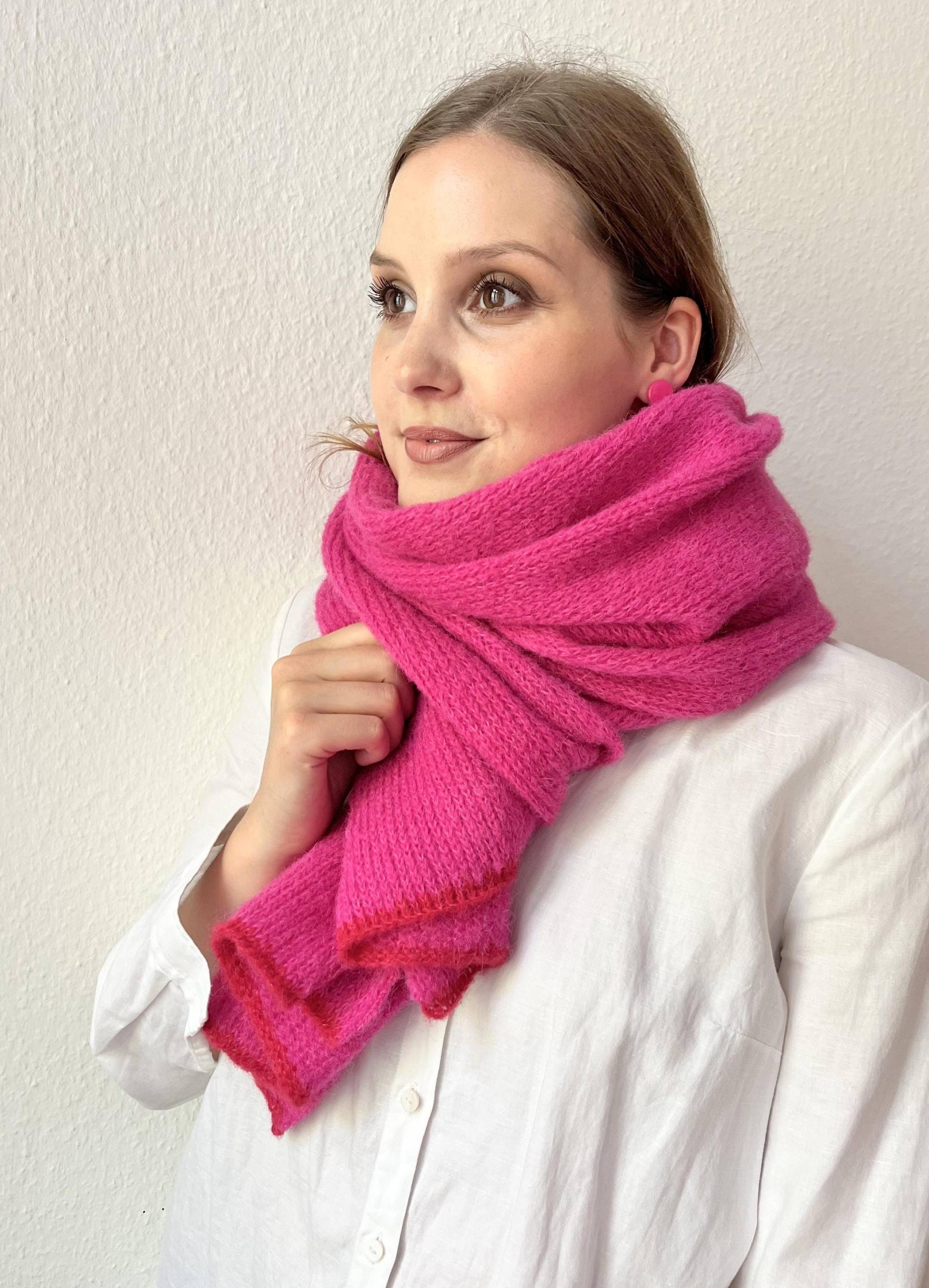 Alpakaschal Seide Knallpink Flauschig Und Edel, Weich Einfarbig Mit Schmuckblende in Rot, Strickschal Aus Alpakawolle von MajaCelineDE