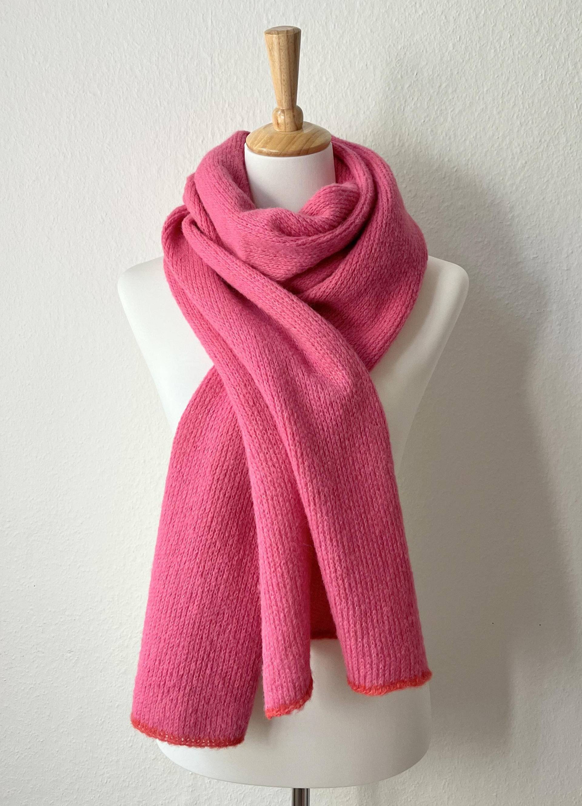 Alpakaschal Seide Pink Flauschig Und Edel, Weich Einfarbig Mit Schmuckblende in Koralle, Gestrcikter Schal Aus Weicher Alpakawolle von MajaCelineDE