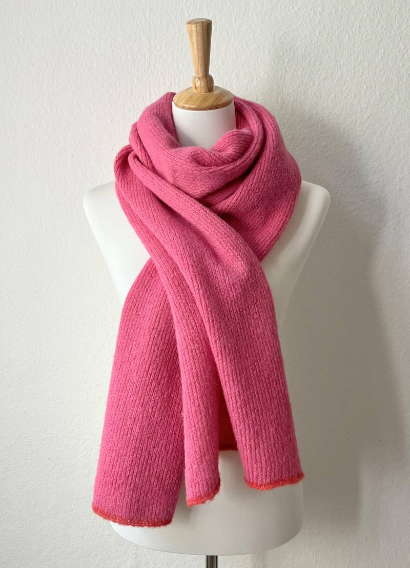 Alpakaschal Seide Pink Flauschig Und Edel, Weich Einfarbig Mit Schmuckblende in Koralle, Gestrcikter Schal Aus Weicher Alpakawolle von MajaCelineDE