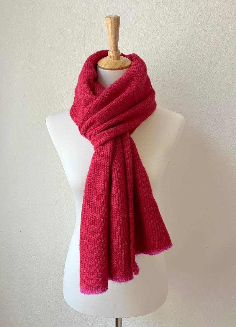 Alpakaschal Seide Rot Flauschig Und Edel, Weich Wärmend Einfarbig Mit Schmuckblende in Knallpink, Gestrickter Schal Aus Alpakawolle von MajaCelineDE