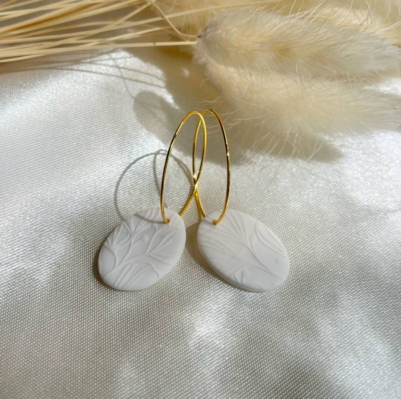 Creolen 24 Karat Vergoldet Mit Polymer Clay Ornament in Weiß, Polymerclayohrringe Weiß von MajaCelineDE