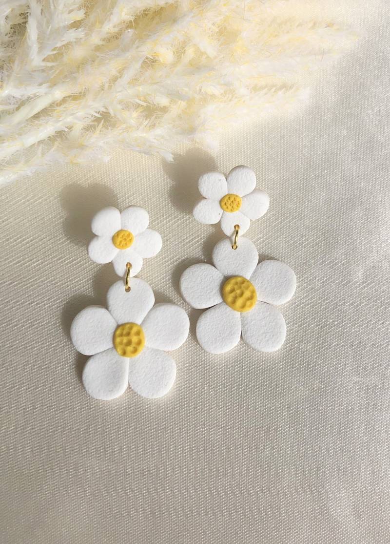 Gänseblümchen Ohrstecker Daisy Aus Polymer Clay in Weiß, Klein Und Große Polymerton Ohrringe, Statement Blümchen von MajaCelineDE